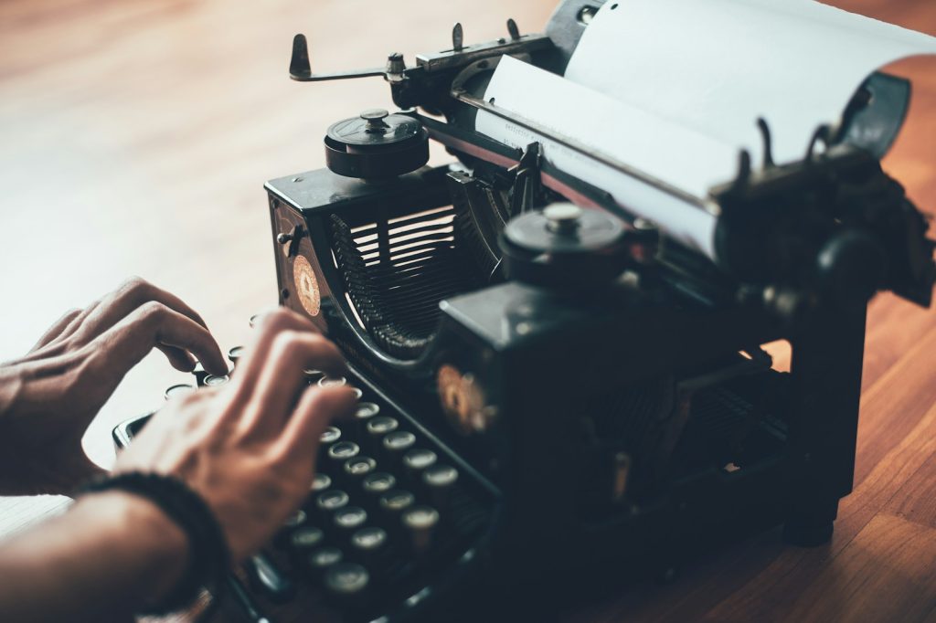 Zakelijk bloggen - Persoon schrijft tekst op een oude typemachine